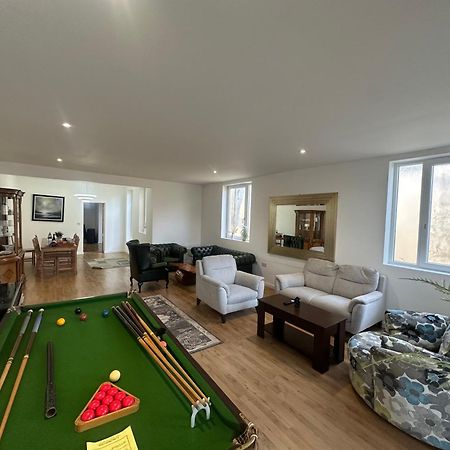 North London A Spacious 7 Bedroom House Accommodating Up To 18 People Complete With Own Gym And Table Tennis ภายนอก รูปภาพ