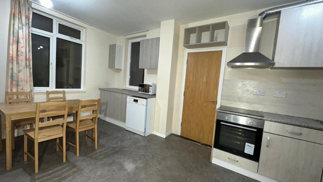 North London A Spacious 7 Bedroom House Accommodating Up To 18 People Complete With Own Gym And Table Tennis ภายนอก รูปภาพ