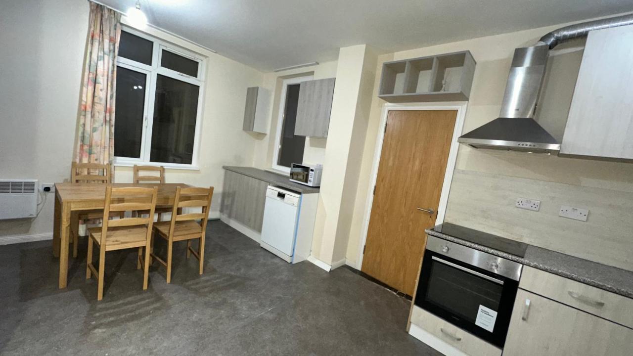 North London A Spacious 7 Bedroom House Accommodating Up To 18 People Complete With Own Gym And Table Tennis ภายนอก รูปภาพ