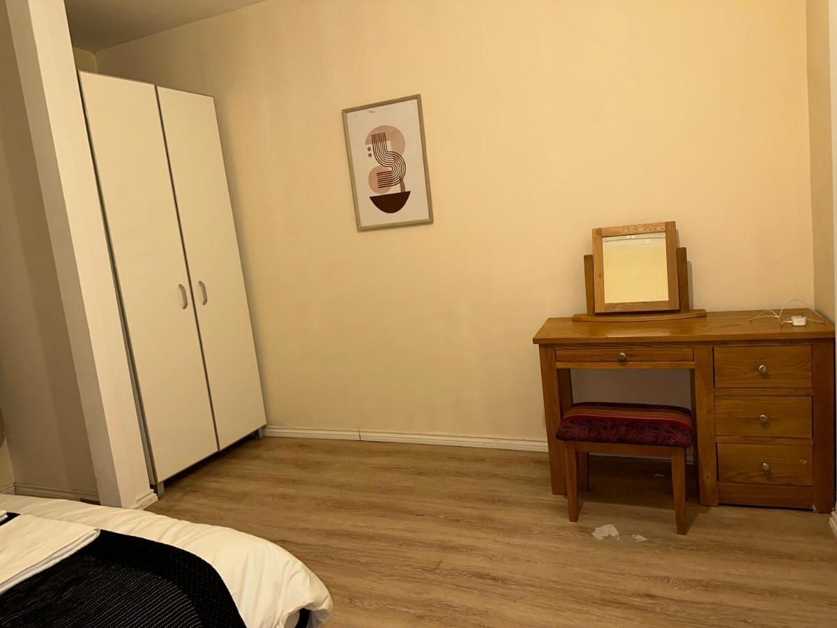 North London A Spacious 7 Bedroom House Accommodating Up To 18 People Complete With Own Gym And Table Tennis ภายนอก รูปภาพ