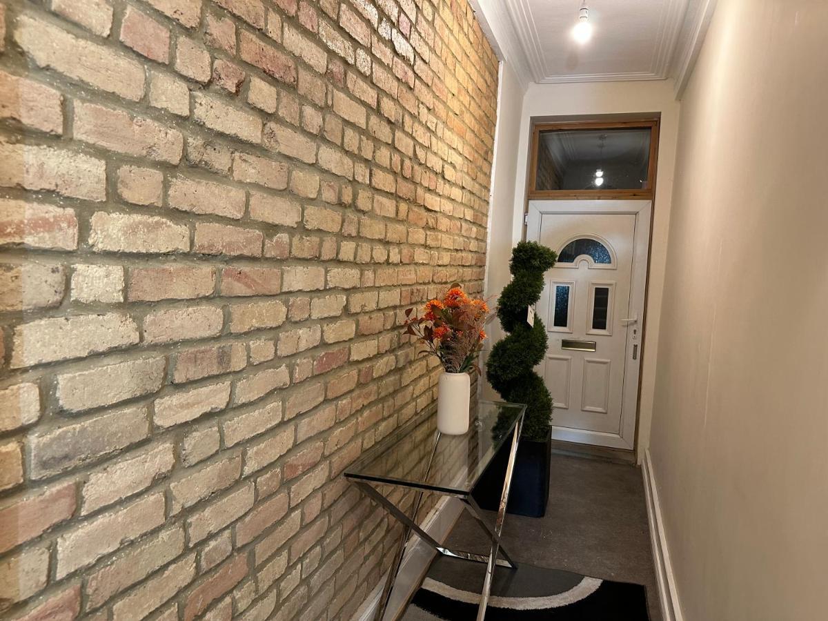 North London A Spacious 7 Bedroom House Accommodating Up To 18 People Complete With Own Gym And Table Tennis ภายนอก รูปภาพ