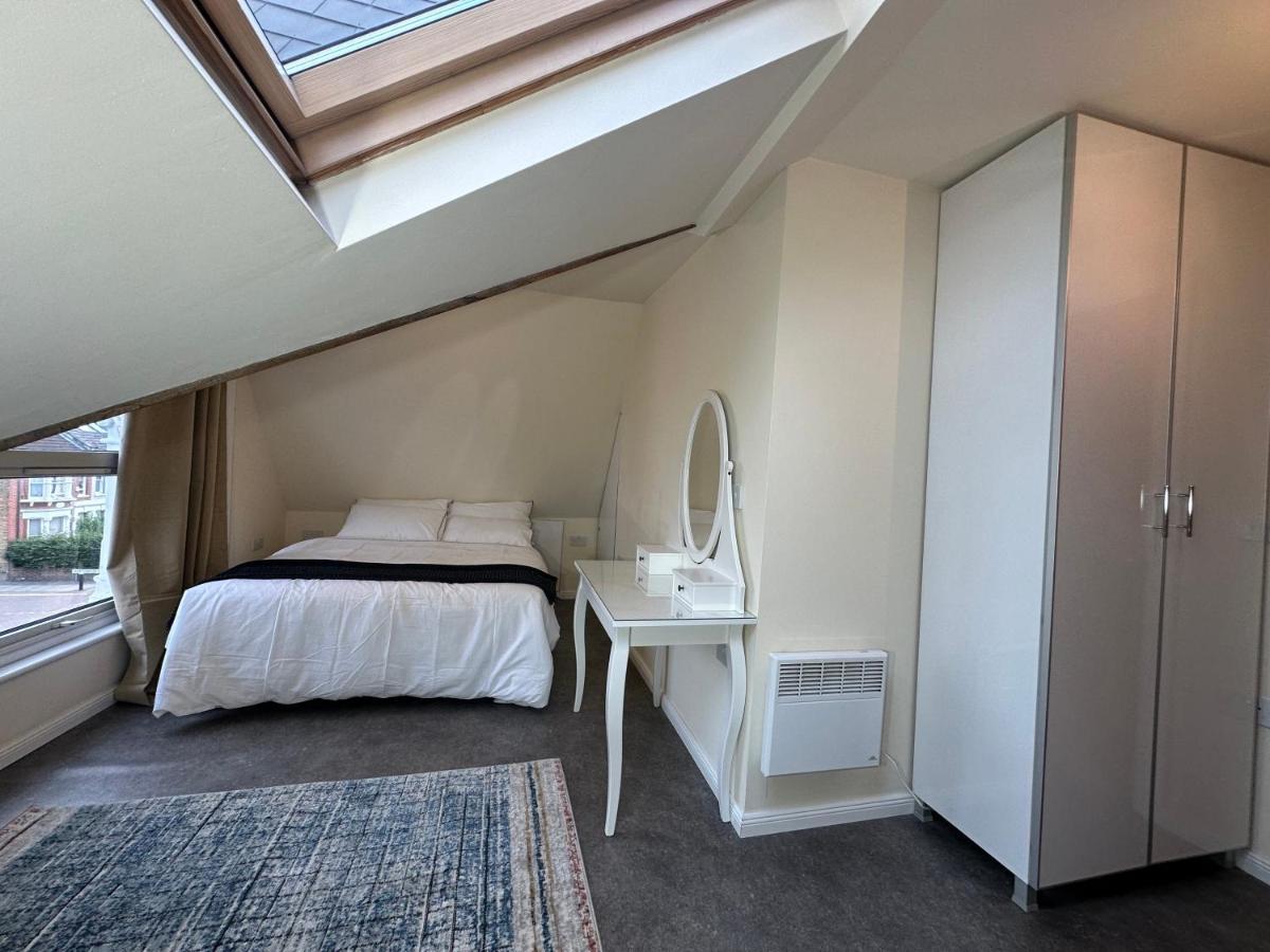North London A Spacious 7 Bedroom House Accommodating Up To 18 People Complete With Own Gym And Table Tennis ภายนอก รูปภาพ