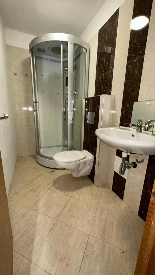 North London A Spacious 7 Bedroom House Accommodating Up To 18 People Complete With Own Gym And Table Tennis ภายนอก รูปภาพ