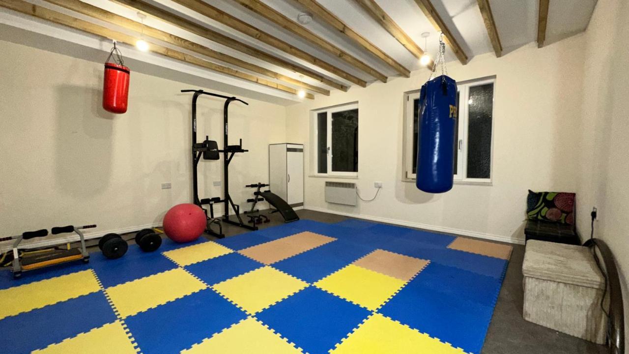 North London A Spacious 7 Bedroom House Accommodating Up To 18 People Complete With Own Gym And Table Tennis ภายนอก รูปภาพ