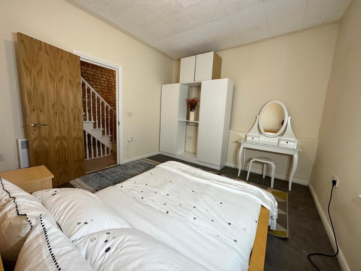 North London A Spacious 7 Bedroom House Accommodating Up To 18 People Complete With Own Gym And Table Tennis ภายนอก รูปภาพ