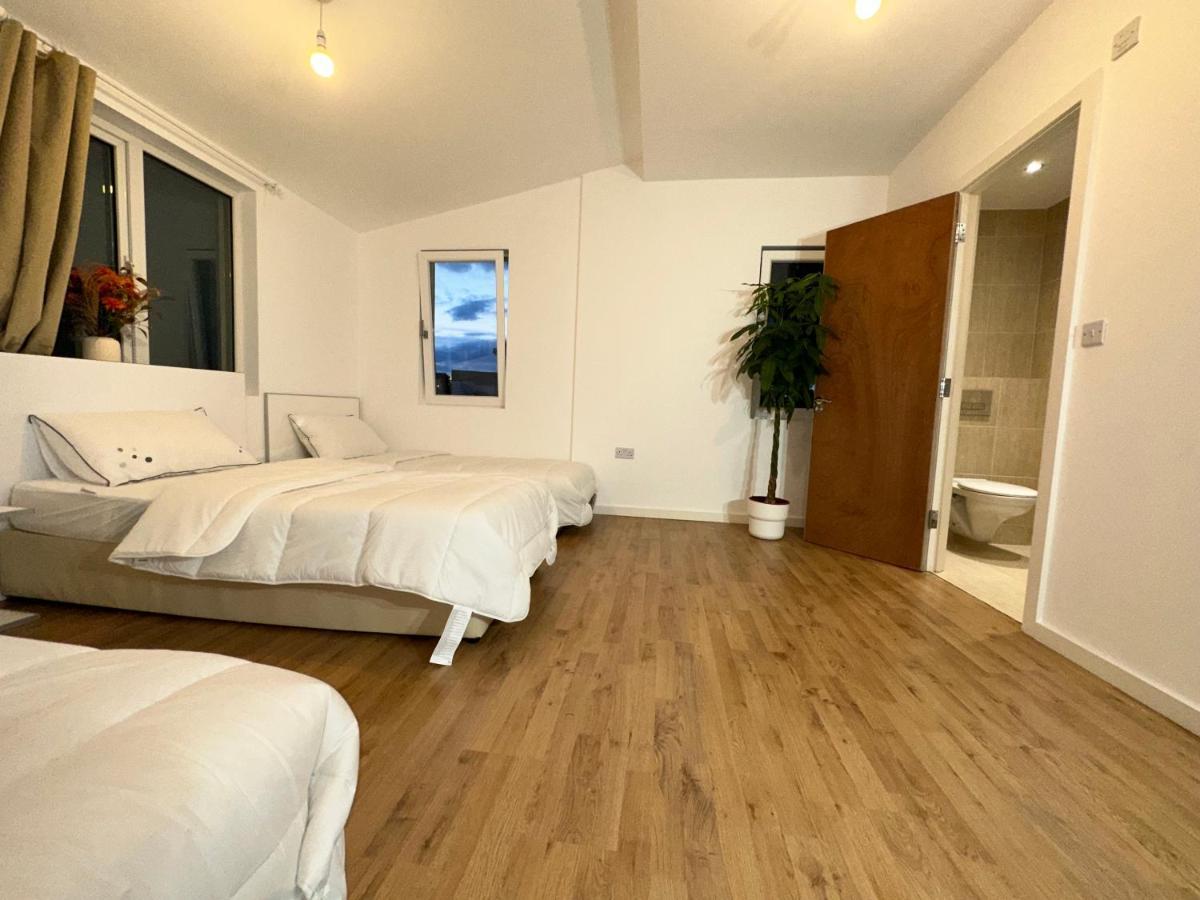 North London A Spacious 7 Bedroom House Accommodating Up To 18 People Complete With Own Gym And Table Tennis ภายนอก รูปภาพ