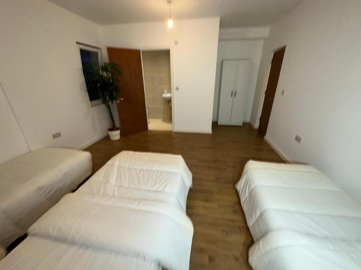 North London A Spacious 7 Bedroom House Accommodating Up To 18 People Complete With Own Gym And Table Tennis ภายนอก รูปภาพ