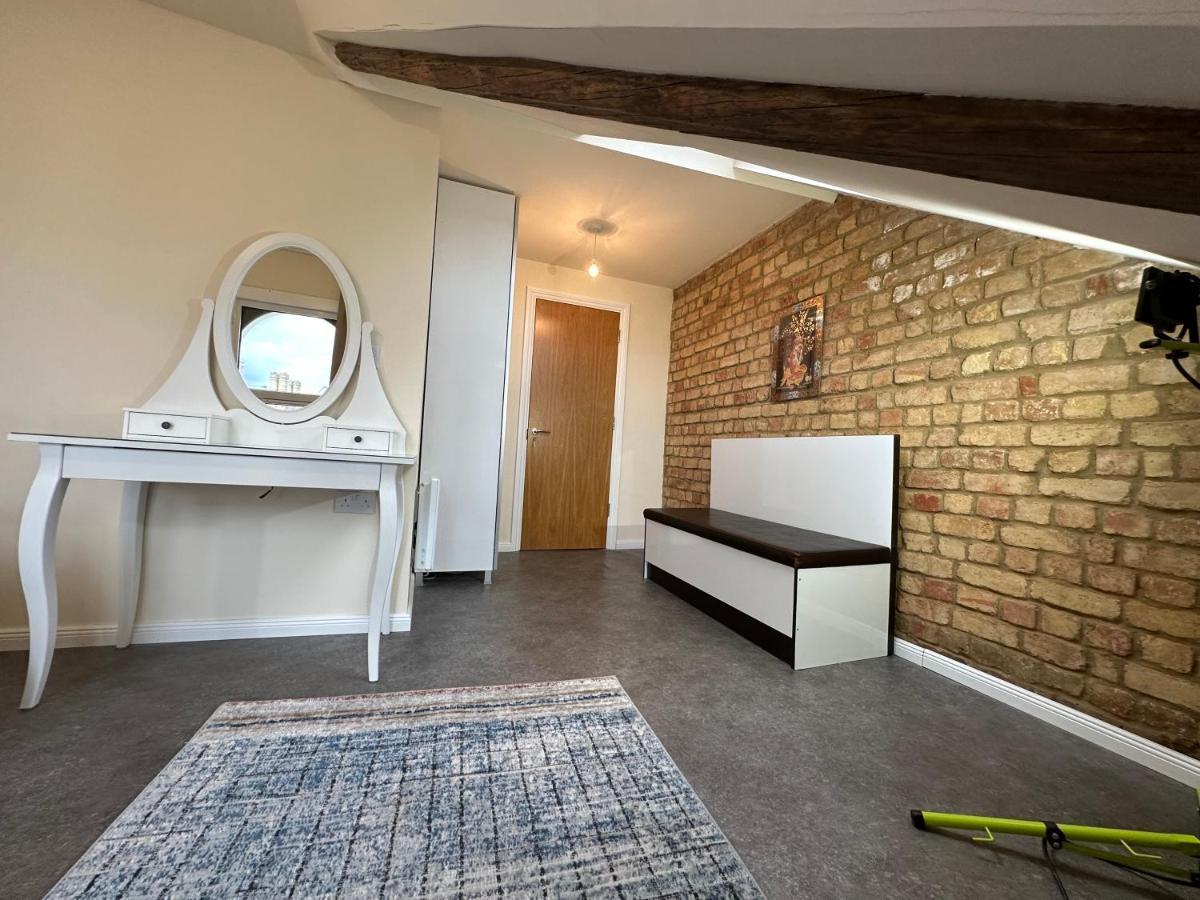 North London A Spacious 7 Bedroom House Accommodating Up To 18 People Complete With Own Gym And Table Tennis ภายนอก รูปภาพ