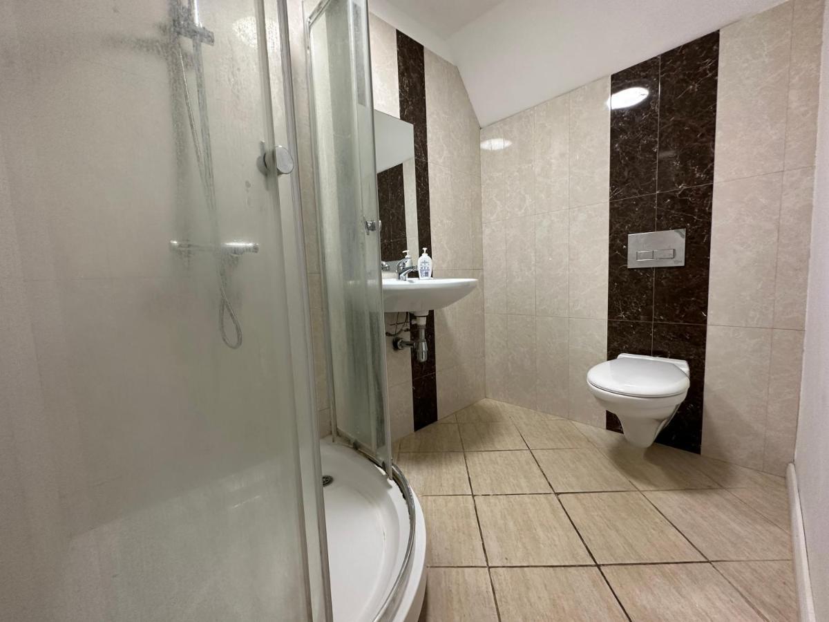 North London A Spacious 7 Bedroom House Accommodating Up To 18 People Complete With Own Gym And Table Tennis ภายนอก รูปภาพ