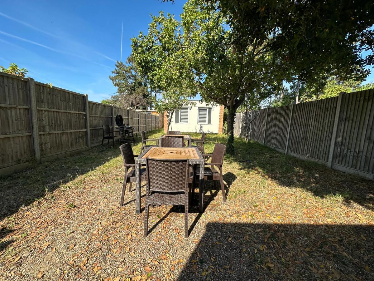 North London A Spacious 7 Bedroom House Accommodating Up To 18 People Complete With Own Gym And Table Tennis ภายนอก รูปภาพ