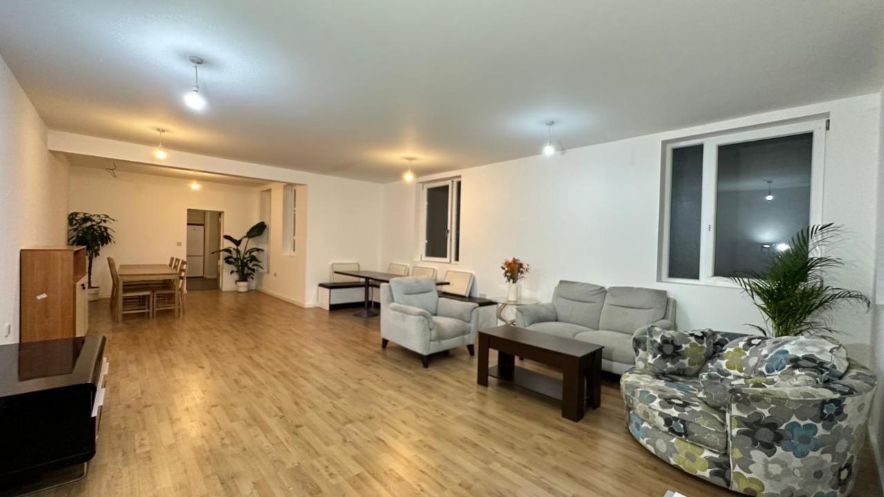 North London A Spacious 7 Bedroom House Accommodating Up To 18 People Complete With Own Gym And Table Tennis ภายนอก รูปภาพ