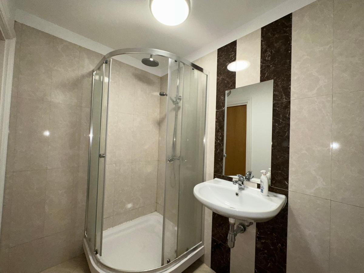 North London A Spacious 7 Bedroom House Accommodating Up To 18 People Complete With Own Gym And Table Tennis ภายนอก รูปภาพ