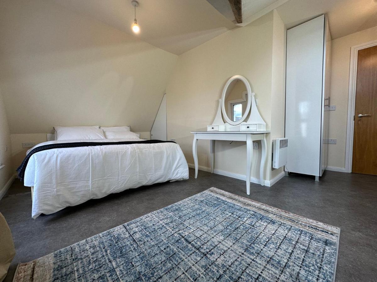 North London A Spacious 7 Bedroom House Accommodating Up To 18 People Complete With Own Gym And Table Tennis ภายนอก รูปภาพ