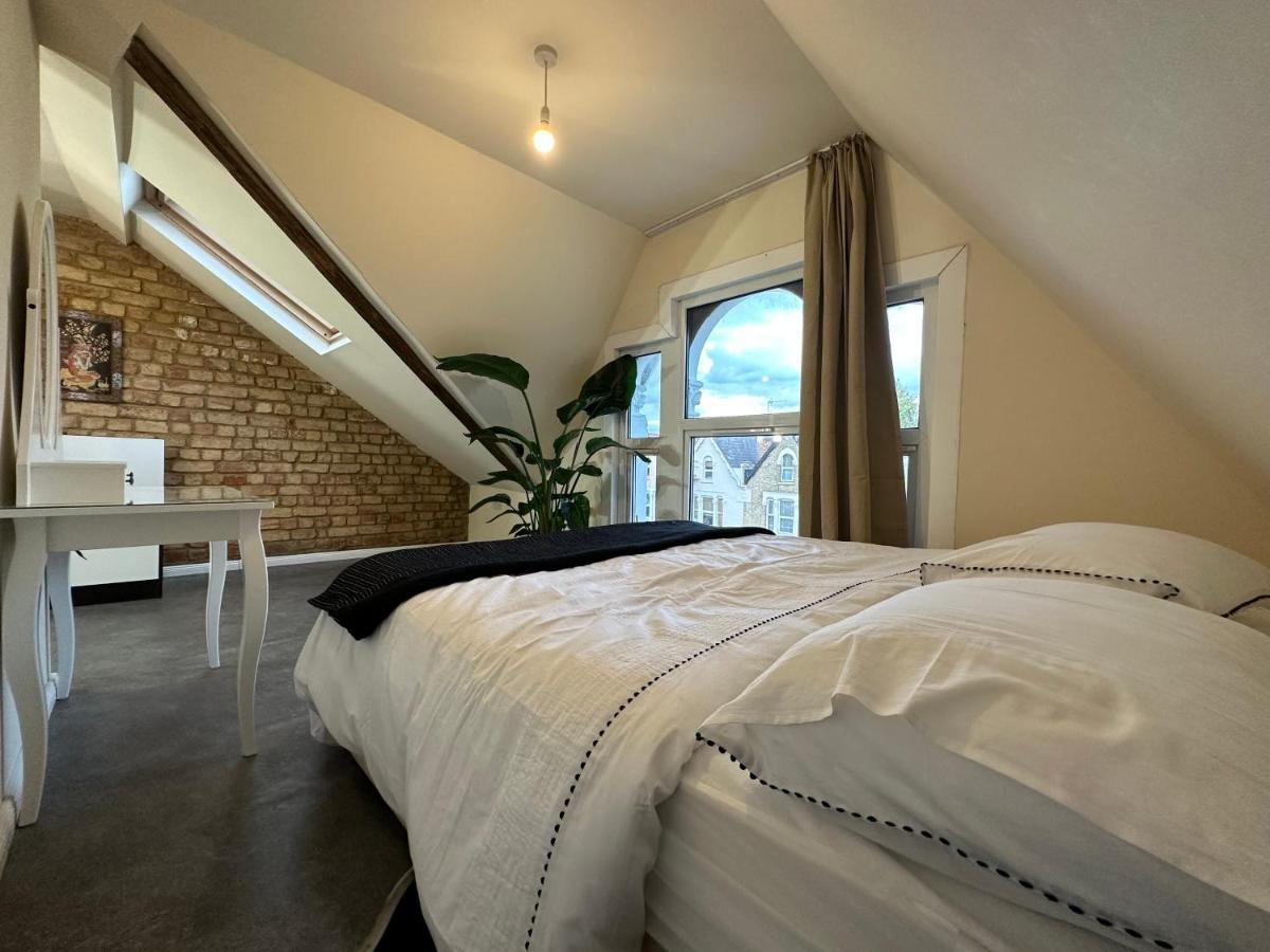 North London A Spacious 7 Bedroom House Accommodating Up To 18 People Complete With Own Gym And Table Tennis ภายนอก รูปภาพ
