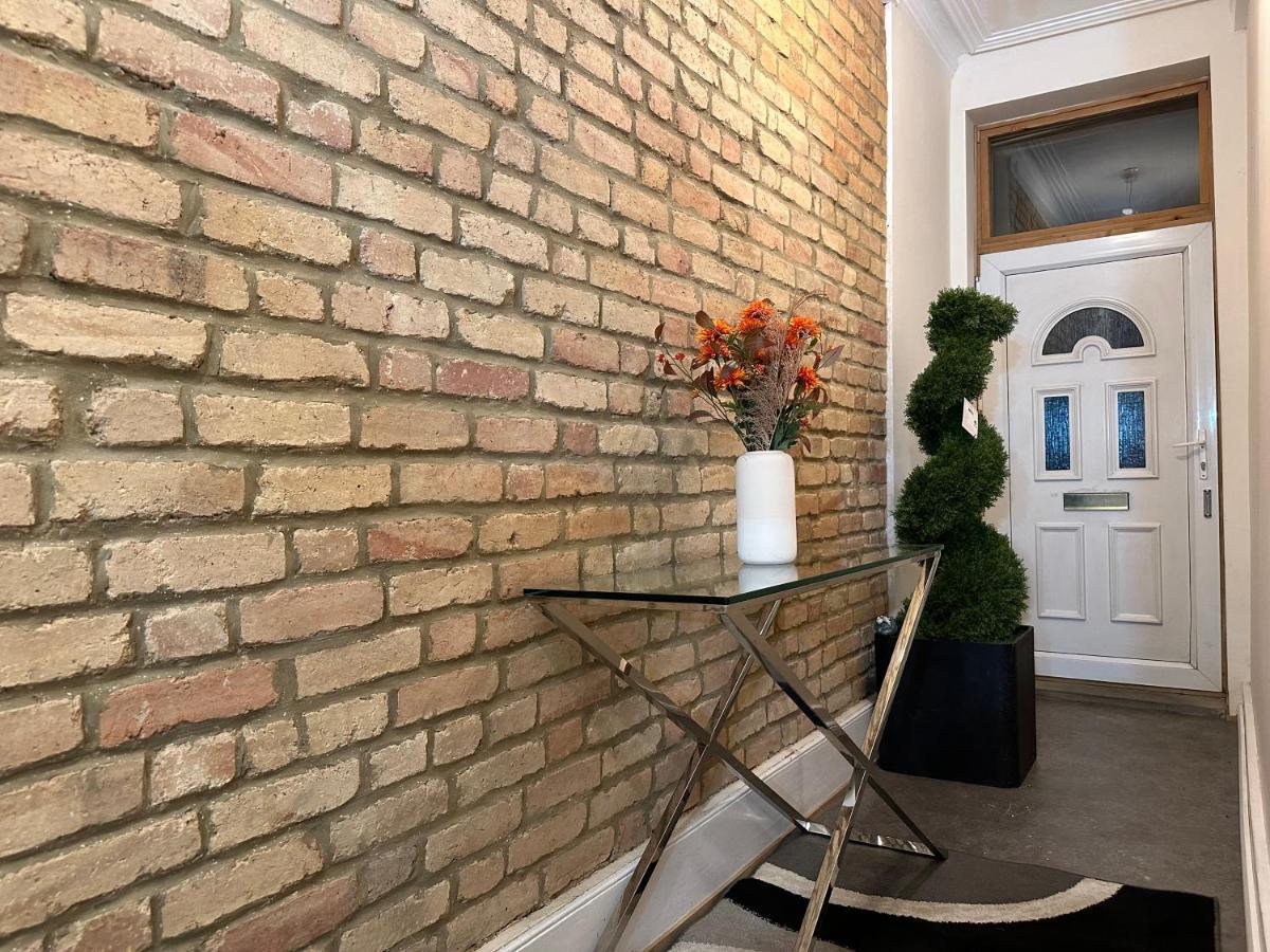North London A Spacious 7 Bedroom House Accommodating Up To 18 People Complete With Own Gym And Table Tennis ภายนอก รูปภาพ