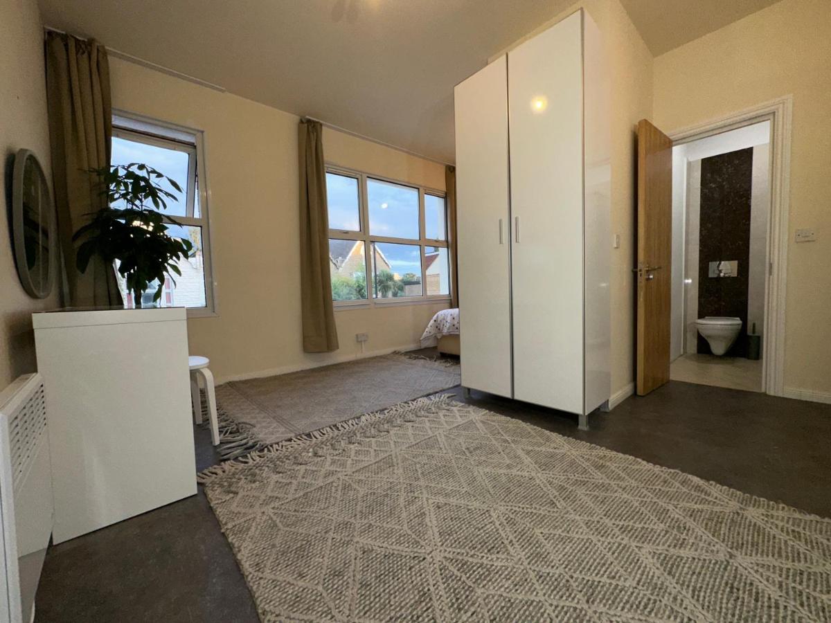 North London A Spacious 7 Bedroom House Accommodating Up To 18 People Complete With Own Gym And Table Tennis ภายนอก รูปภาพ