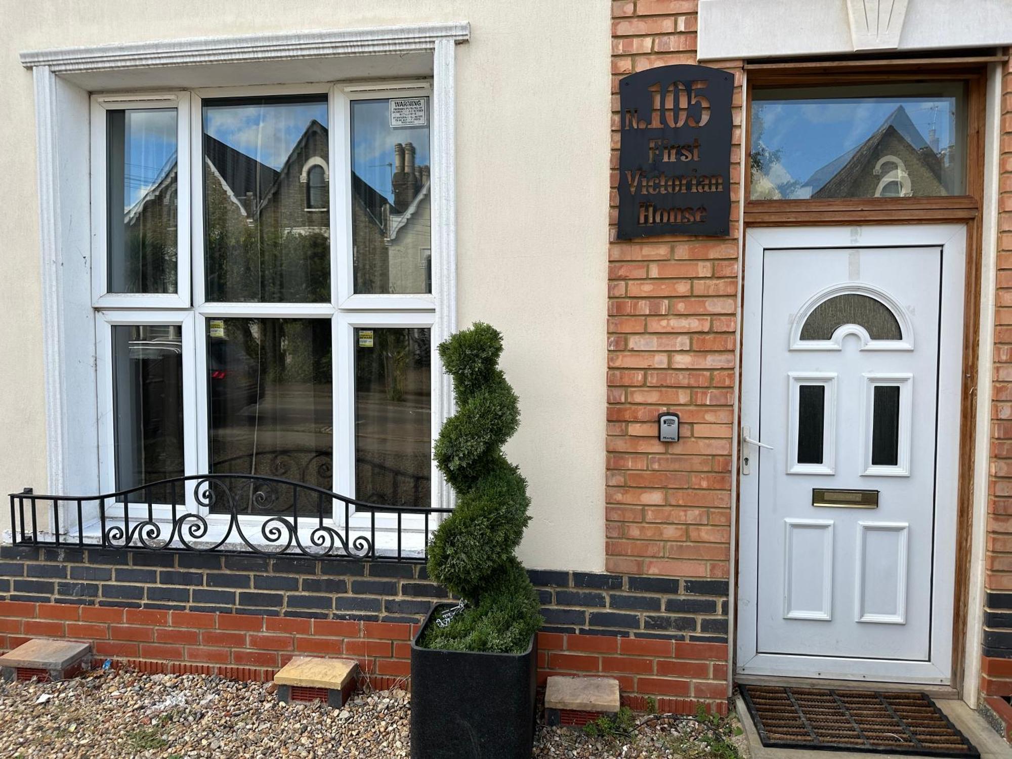 North London A Spacious 7 Bedroom House Accommodating Up To 18 People Complete With Own Gym And Table Tennis ภายนอก รูปภาพ