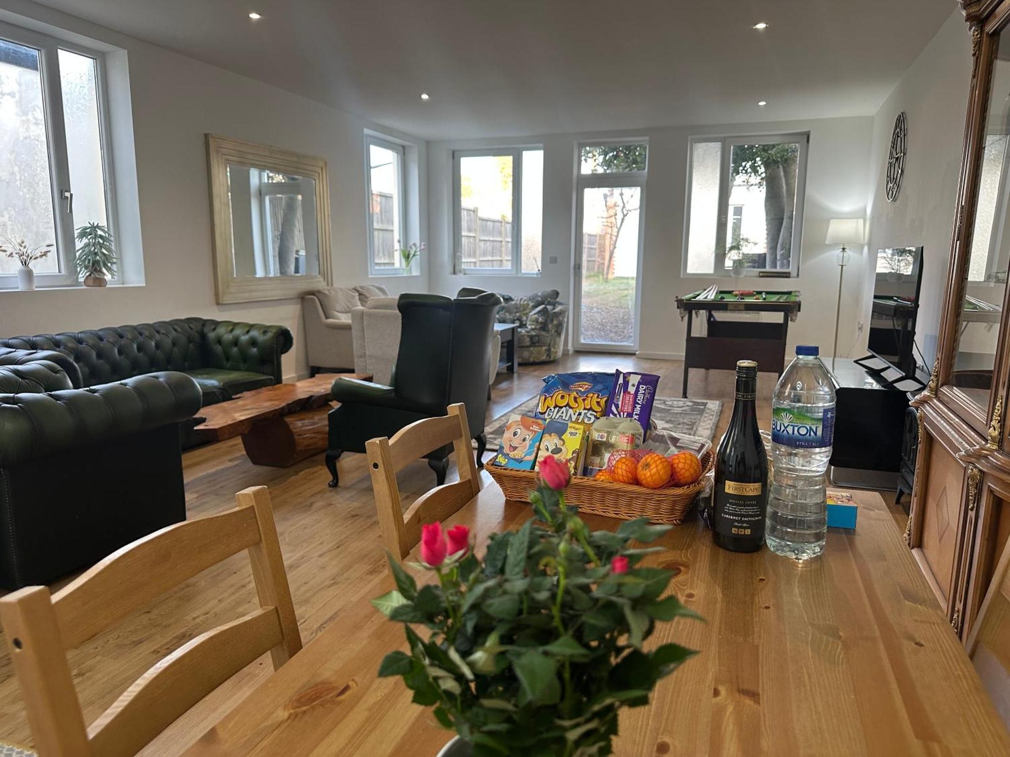 North London A Spacious 7 Bedroom House Accommodating Up To 18 People Complete With Own Gym And Table Tennis ภายนอก รูปภาพ